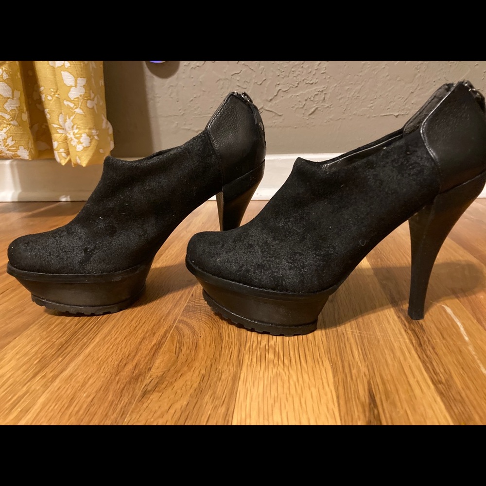 Lisa for Donald pliner black pumps